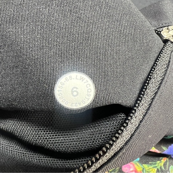 Lululemon speed up high rise Floral Black Women's Shorts - Picture 7 of 7